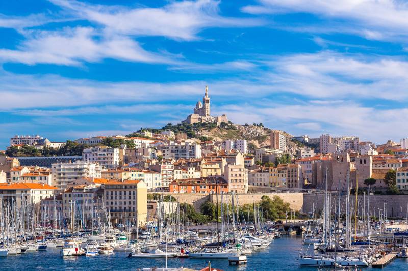 Quel est le prix d'un trajet en taxi entre l'aéroport de Marseille Provence et le centre-ville de Marseille ?