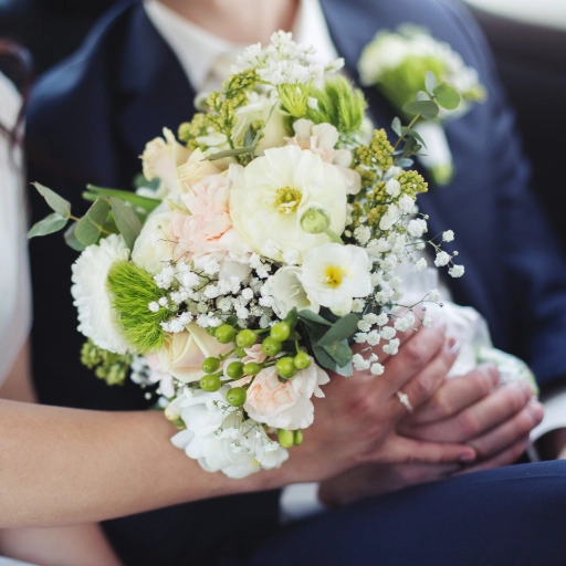 Bouquet de mariée tenu par les époux à l'arrière du véhicule avec chauffeur privé pour leur mariage en Provence près d'Arles