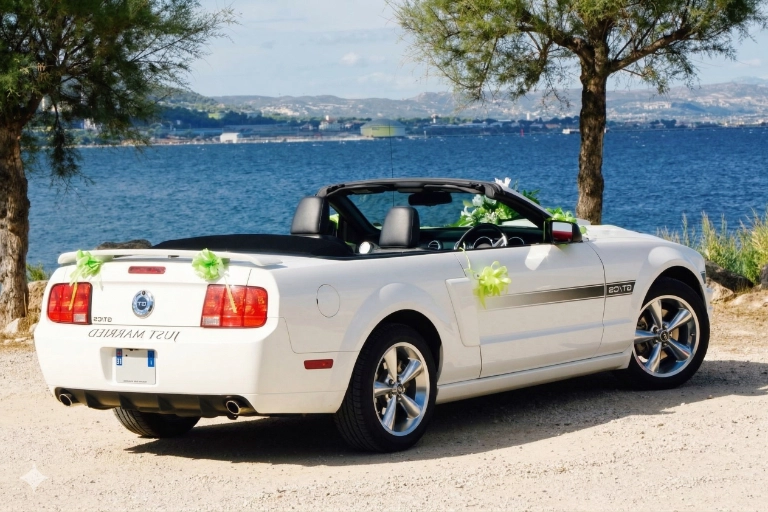 Ford Mustang cabriolet blanche décorée pour un mariage face à la mer Méditerranée près de Marseille en Provence