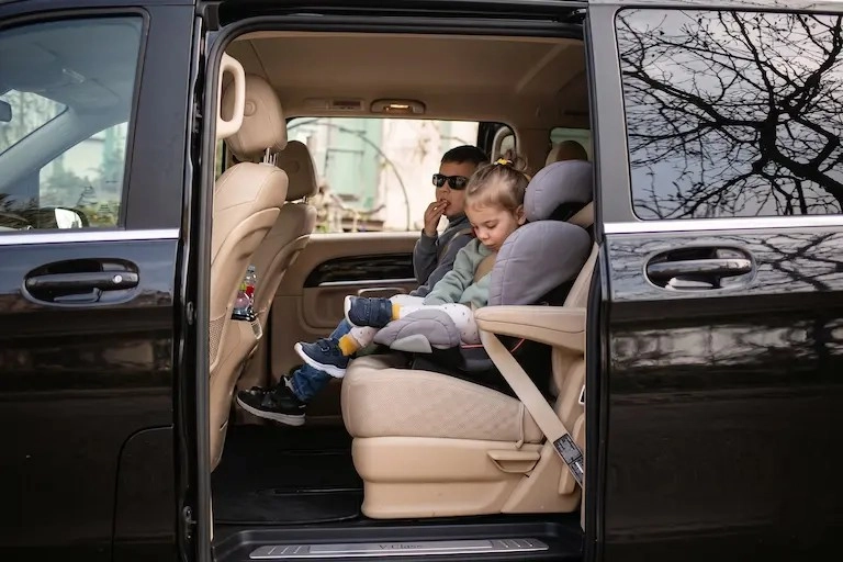 Vue de côté d'un van mercedes avec des enfants à bord dans leur siège auto bouches du rhône