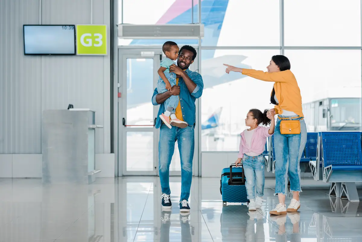 Famille attendant un taxi à l'aéroport Marseille Provence