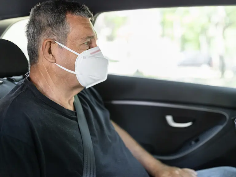 Homme masqué en voiture, vue de profil dans taxi bouches du rhône