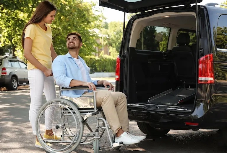 Personne en fauteuil près d’un véhicule accessible taxi bouches du rhône