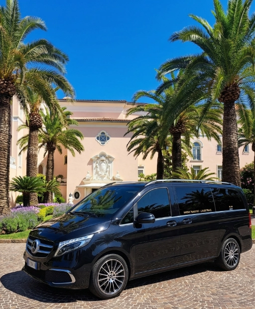 Mercedes Classe V noire stationnée devant un hôtel de standing pour un transfert taxi en Provence