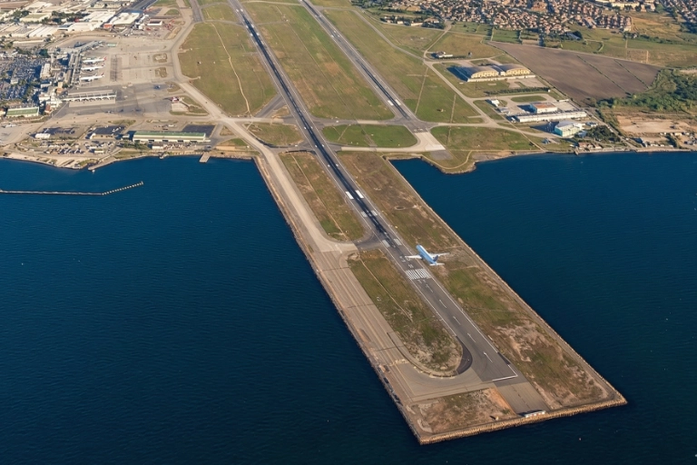 transfert nuit piste aerienne marignane Vue aérienne des pistes de l'aéroport Marseille Provence bordées par l'étang de Berre à Marignane, zone de transfert nocturne