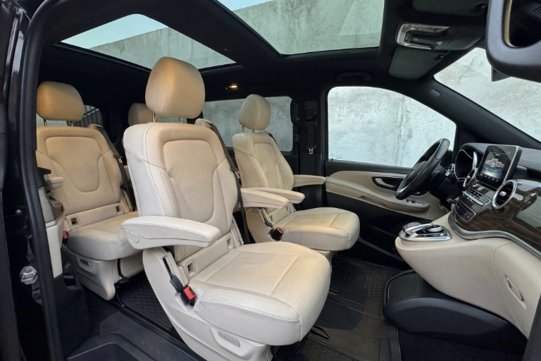 Intérieur cuir beige et toit panoramique de la Mercedes Classe V taxi, van six places pour les transferts groupes et familles en Provence