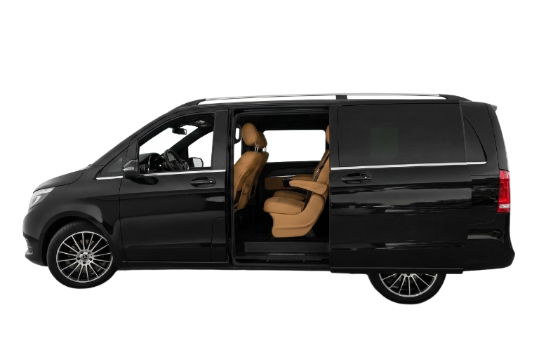 Mercedes Classe V porte coulissante ouverte pour faciliter l'embarquement d'un patient en transport conventionné vers Nice