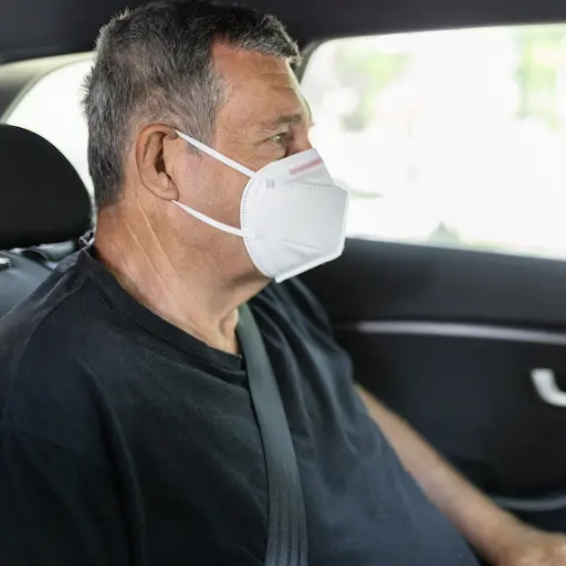 Patient masqué à l'arrière d'un taxi conventionné CPAM, transport médical remboursé sans avance de frais à Marseille