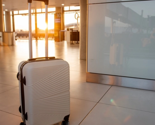Voyageur accueilli dans le hall des arrivées de l'aéroport Marseille Provence